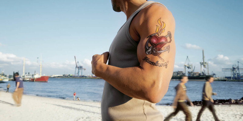 Mann mit Hamburg Tatoo