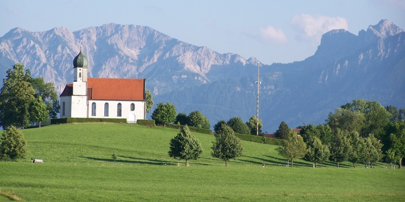 Kirche im Sommer in Rückholz