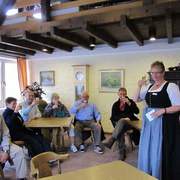 Gästebegrüßung in der Gästeinformation mit Infos rund um Obermaiselstein